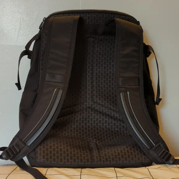 Lululemon Black Backpack Circa 2009 - Picture 9 of 10